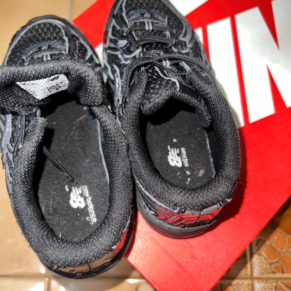 New Balance Kids' Black and Gray Sneakers - Picture 2 of 3
